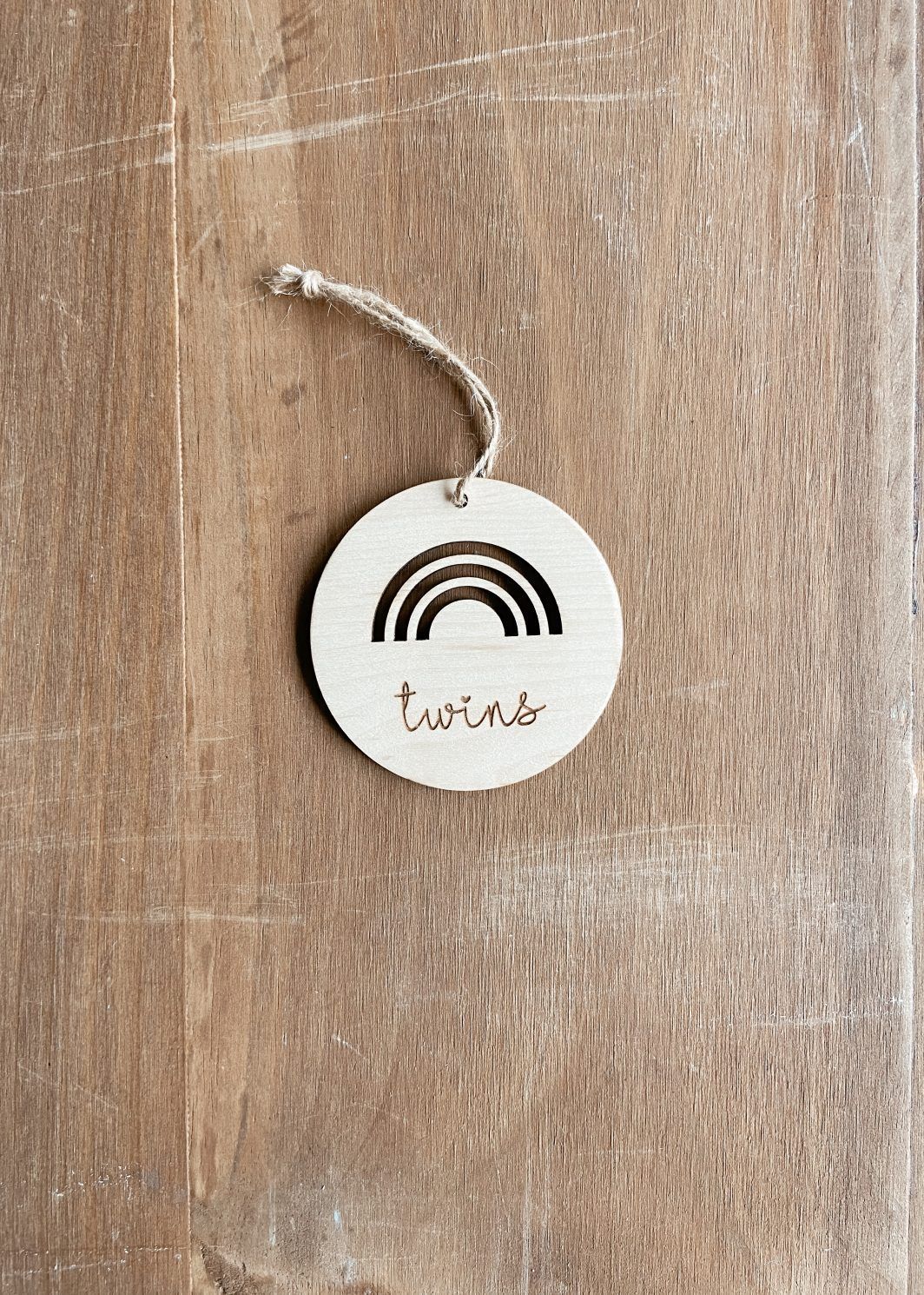 Placa-nombre-arcoiris-personalizado-madera-twins-barcelona