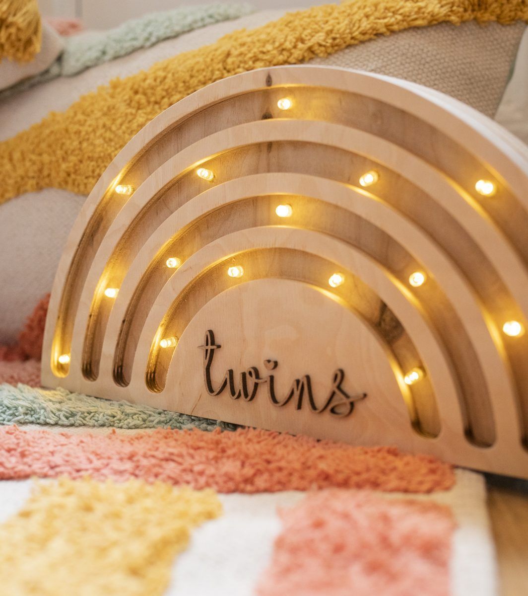 Arcoiris-de-madera-luminoso-de-barcelona-twins