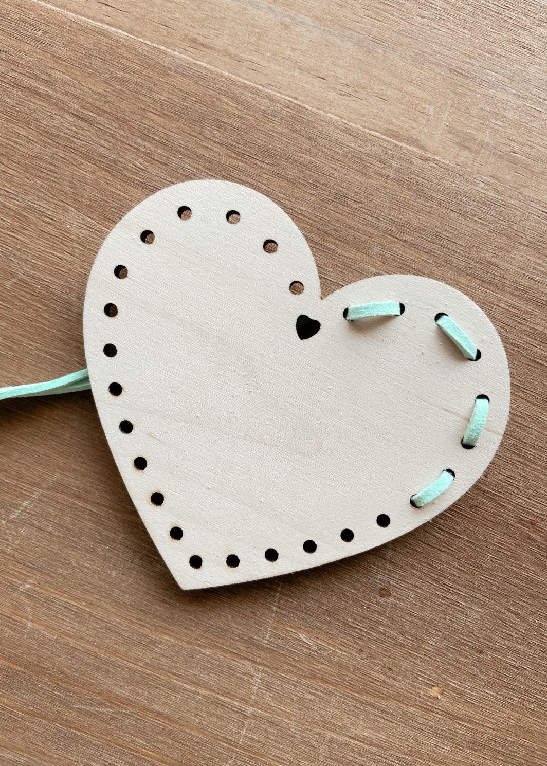 corazón-lacing-toy-aprender-coser-psicomotricidad-fina-juguetes-madera-twins