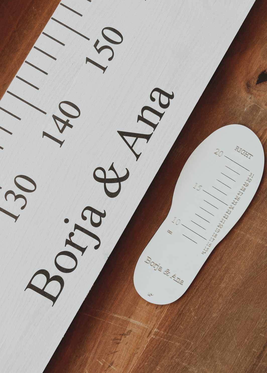 Pack-medidor-pie-blanco-personalizado-madera-nombre-twins