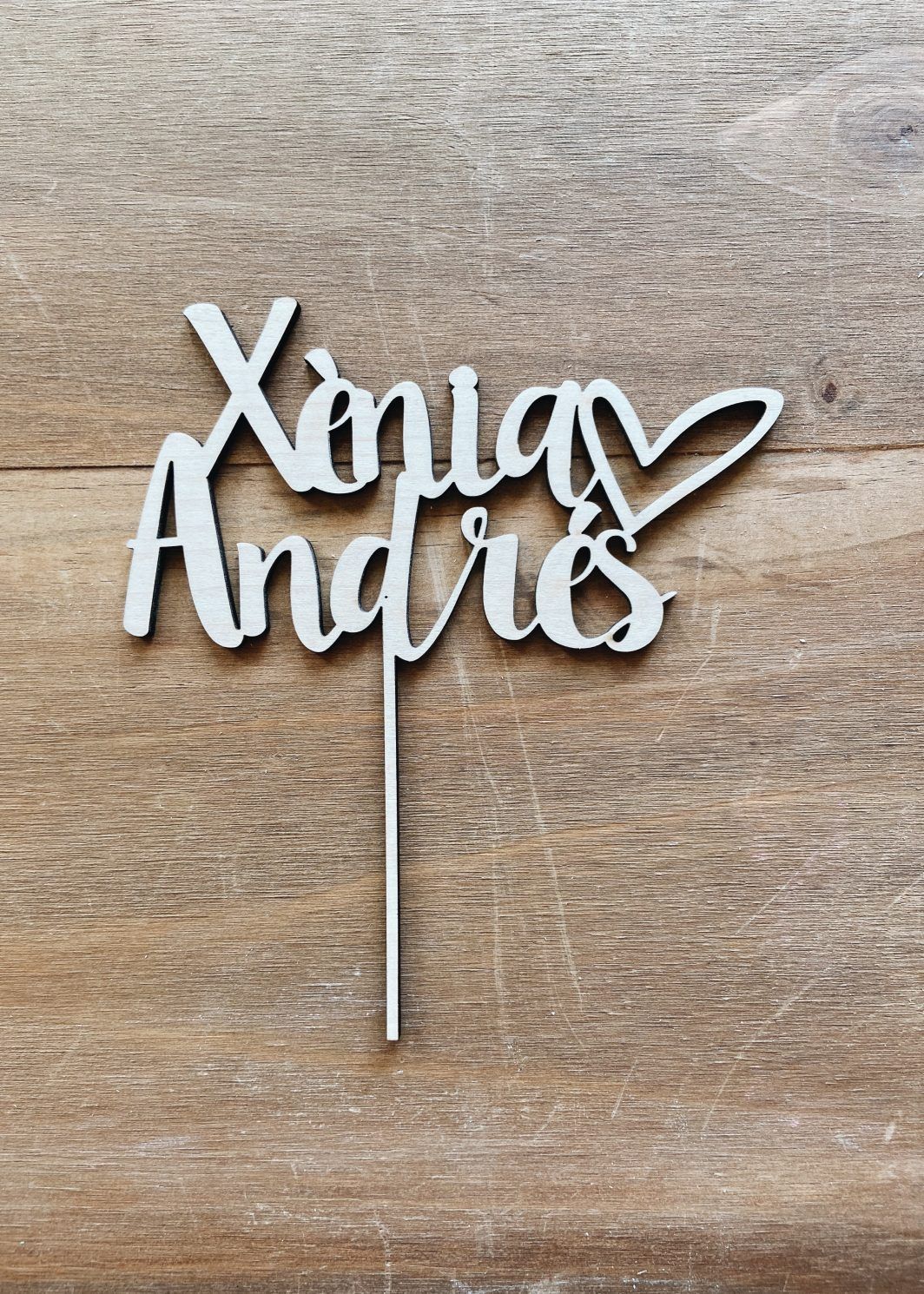 Caketopper-nombres-corazon-madera-bodas-personalizado-barcelona-twins