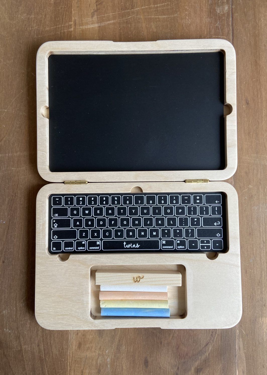 Ordenador-teclado-pizarra-teclas-portátil-madera-twins
