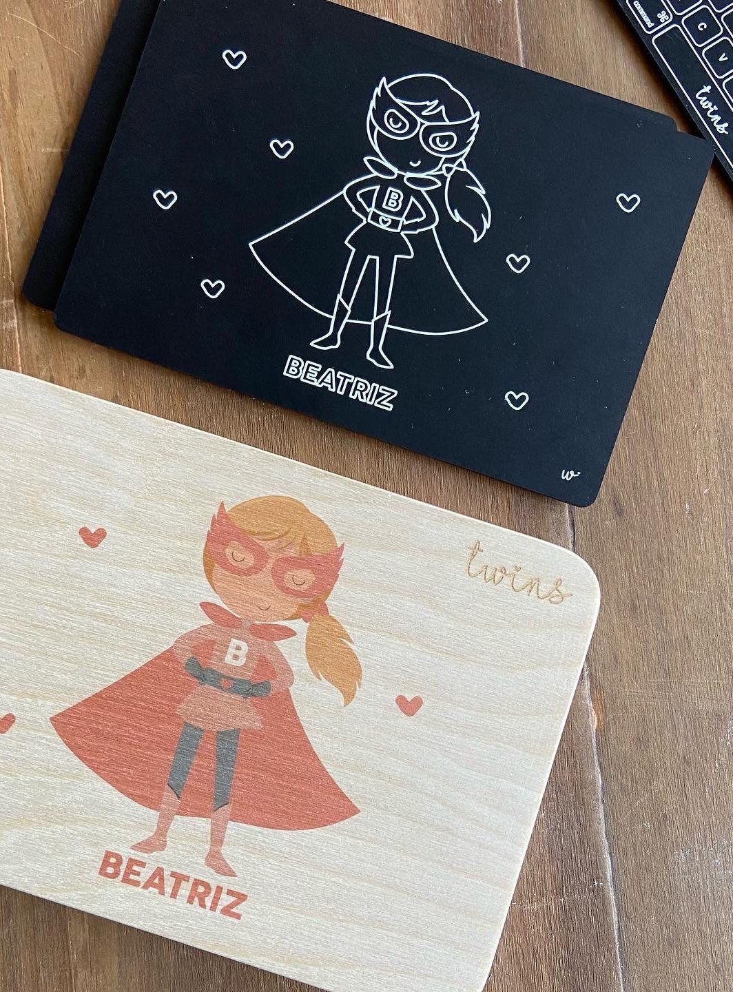 Ordenador Madera Pizarra nombre personalizado Superheroína TWINS