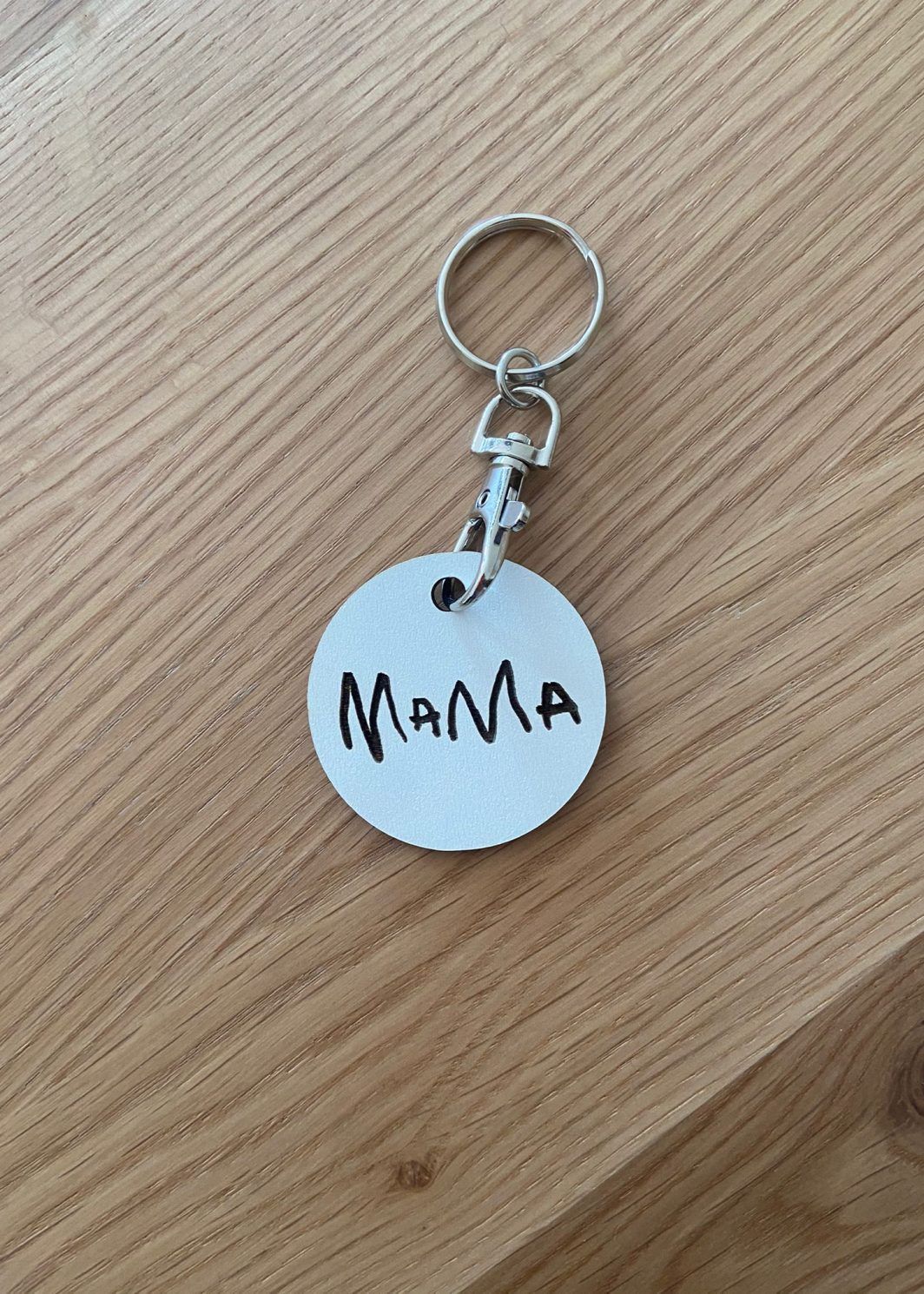 Llavero personalizado regalo amigo invisible madera Barcelona twins