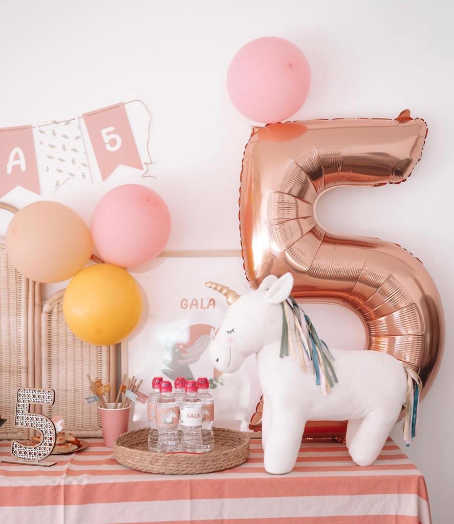 Numero de madera decoración ratán para cumpleaños Barcelona TWINS