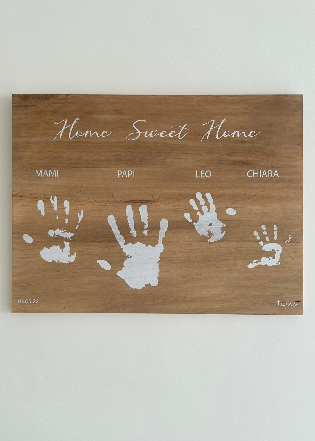 cartel madera personalizado Huellas Manos TWINS
