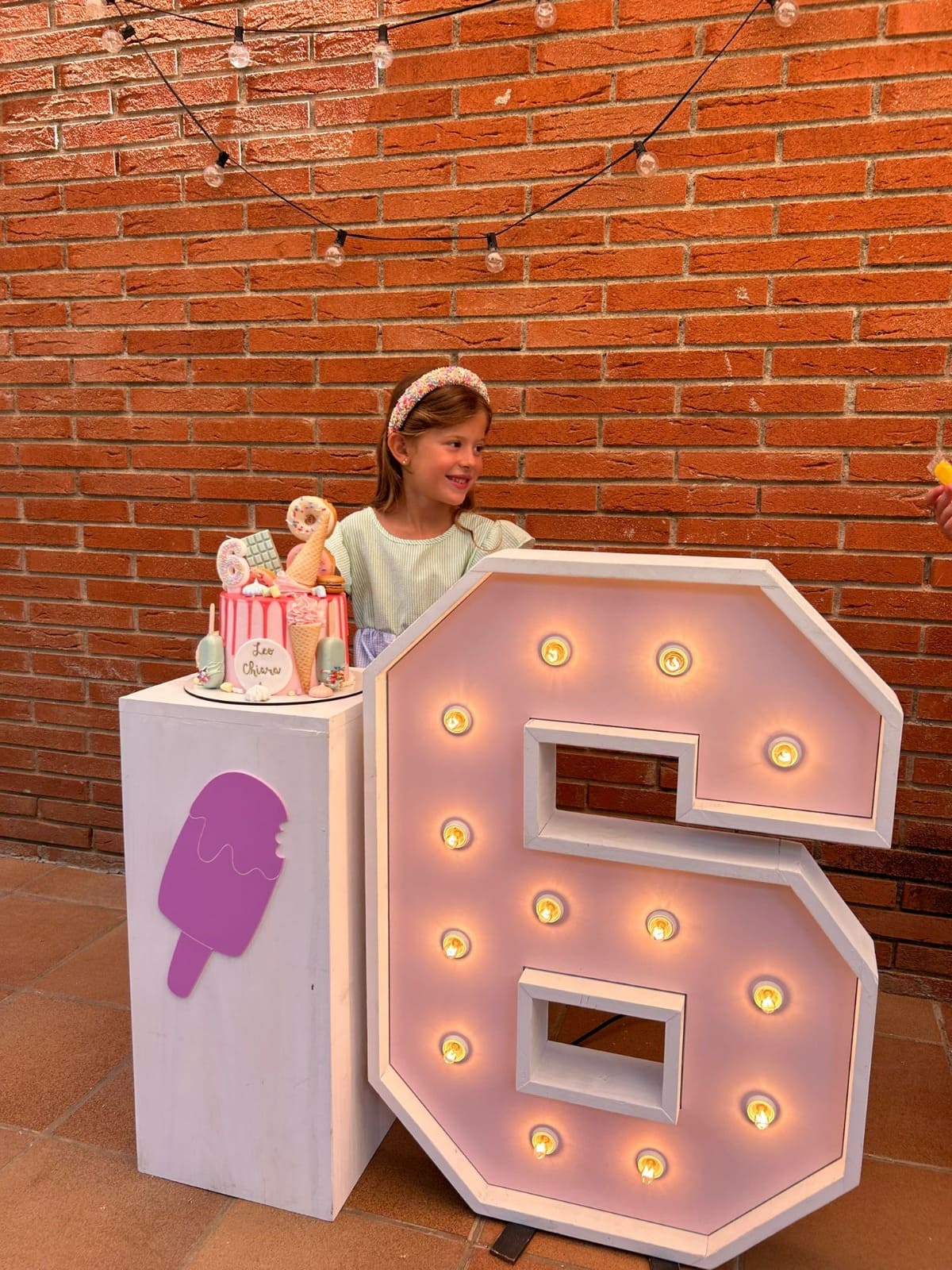 número luminoso alquiler madera blanco y rosa cumpleaños BCN LETTERS numero luminoso rosa y blanco BCN LETTERS alquiler madera